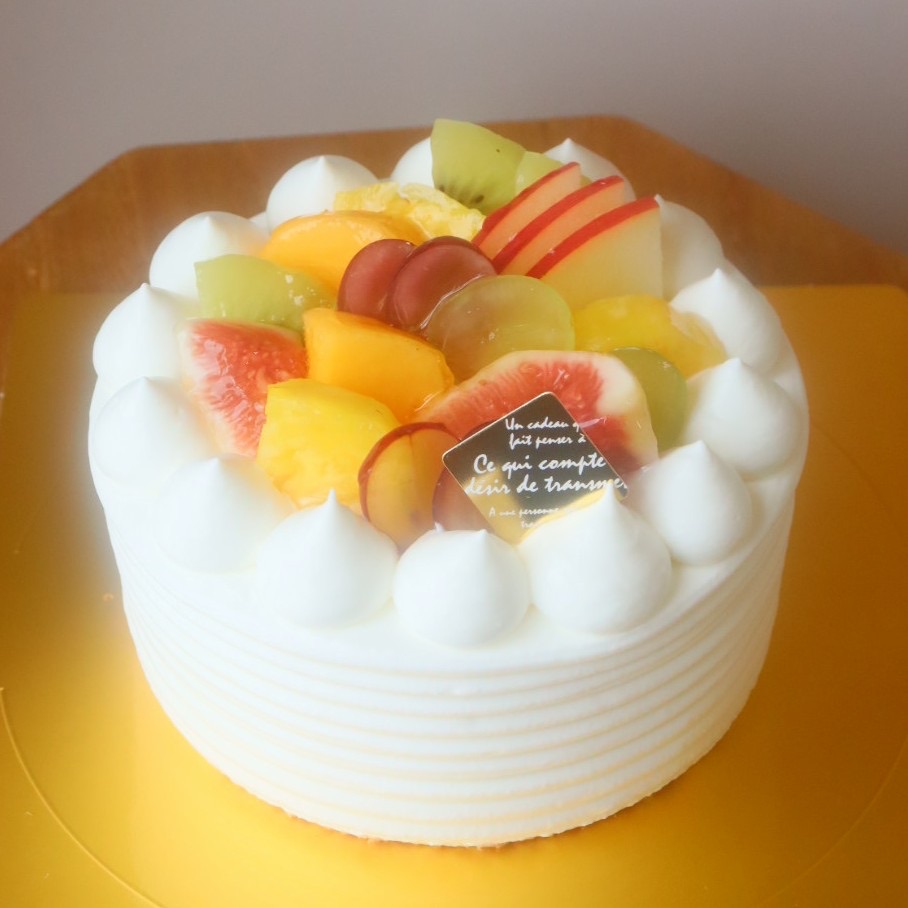 側面「横ライン」・上面「しずく」の絞りのショートケーキ