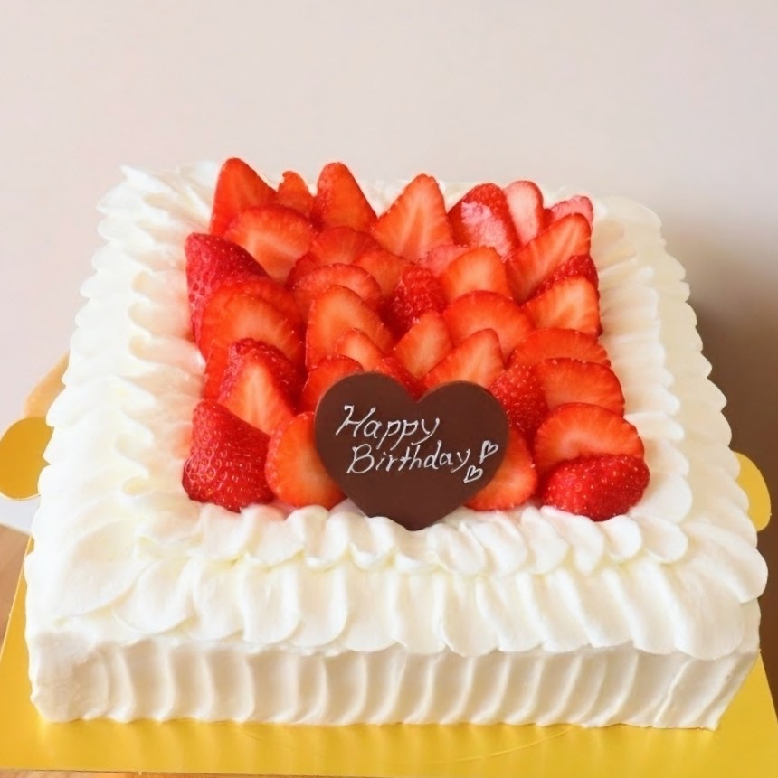 いちごをのせた四角いショートケーキ
