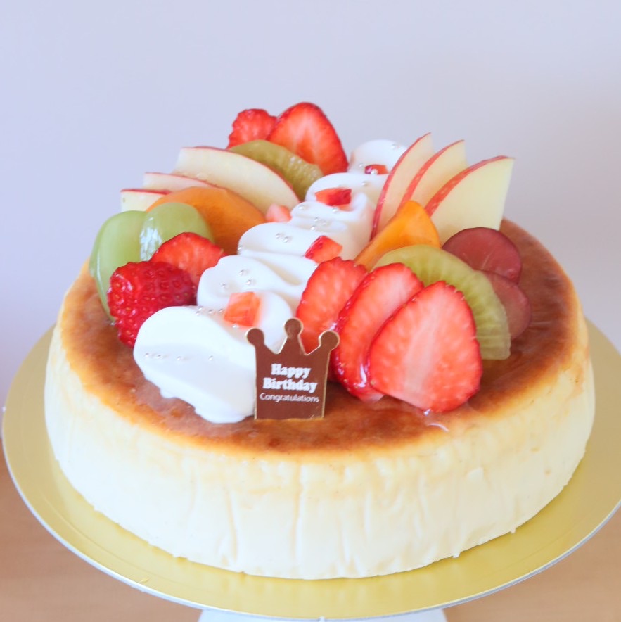フルーツを飾ったチーズケーキ
