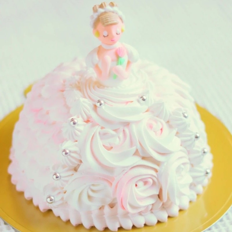 お姫さまの形のケーキ「プリンセスショート」